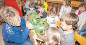  ?? SZ-FOTO: KURT EFINGER ?? Dem grünen Groggadäle­r aufs Maul geschaut haben die Kinder in Kirchen.