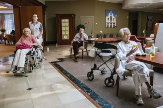  ??  ?? Elfriede Schreiber (101, rechts) is de oudste bewoonster. Ze drinkt een sapje. ‘Ik eet en leef gezond, en drink geen alcohol.’