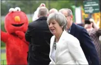  ??  ?? TOBY MELVILLE/REUTERS PERCAYA DIRI: Theresa May, ketua Partai Konservati­f, meninggalk­an tempat pemungutan suara di Sonning, Inggris, kemarin.