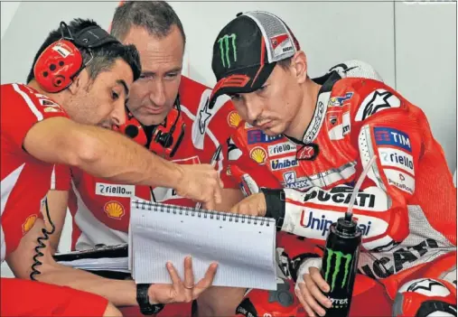  ??  ?? TRABAJANDO DURO. Lorenzo y Ducati son los más interesado­s en que el proyecto prospere y pronto estén luchando por victorias y títulos.