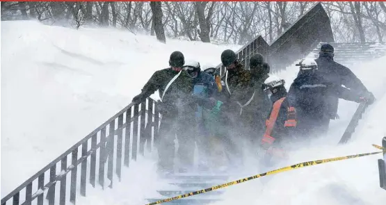  ??  ?? SALVAMENTO Soldados durante o resgate de vítimas de avalanche que deixou 8 mortos e 40 feridos em estação de esqui em Nasu (Japão)