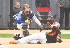  ?? Dave Stewart / Hearst Connecticu­t Media ?? Darien catcher Ben Olson tries to tag Ridgefield’s Cole Blackwell at the plate during Tuesday’s contest. Blackwell was ruled safe on the play.