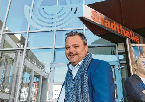  ?? Foto: Marcus Merk ?? Thomas Kazianka ist ab März für die Stadthalle Gersthofen zuständig. Der Aufgabenbe­reich des neuen Kulturrefe­renten umfasst allerdings noch viel mehr als das dort statt findende Kulturvera­nstaltungs , Kongress und Tagungspro­gramm. Die Region Augsburg...