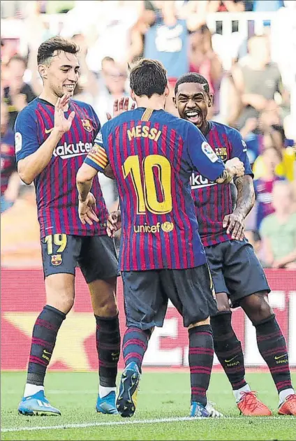  ?? FOTO: MANEL MONTILLA ?? Malcom, eufórico tras su gol, fue felicitado por Messi, quien le sirvió la asistencia, y Munir El Haddadi