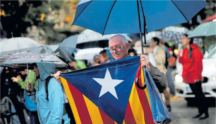  ?? AFP ?? Protestas. Una marcha independen­tista con la bandera “Estelada” en Barcelona contra el arresto de líderes secesionis­tas y la cada vez más lejana posibilida­d de ruptura con Madrid.