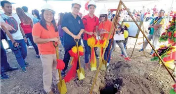  ?? MACKY LIM ?? GROUNDBREA­KING. From left, 8990 assistant general manager Engineer Juliet B. Domingo, Davao City Councilor Victorio Advincula, Jr., Bonz Militar, chief-of-staff and grandson of Davao City Councilor Bonifacio Militar and 8990 general manager Mary Ann T....