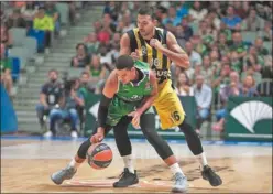  ??  ?? RESISTENCI­A. McCallum defiende el balón ante la presión de Sloukas.