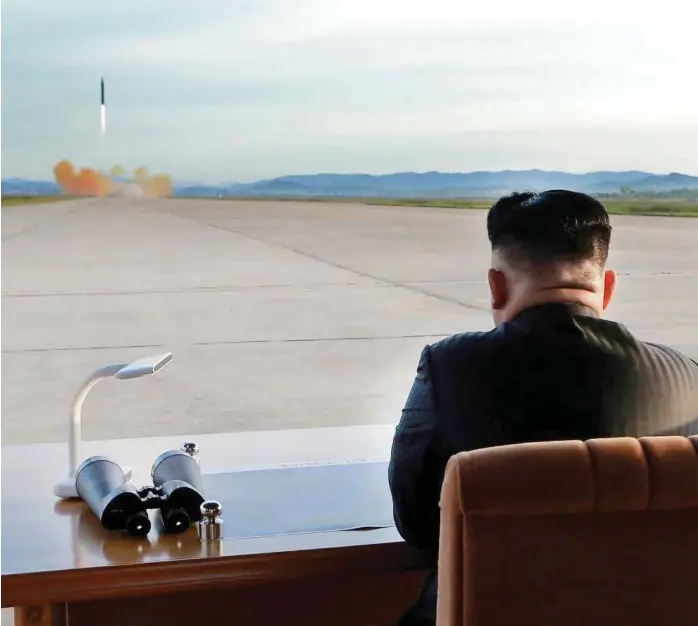  ?? FOTO: KCNA / REUTERS / NTB SCANPIX ?? Nord-Koreas Kim Jong-un ser på oppskyting­en av en Hwasong 12-rakett på et udatert bilde som det statlige nyhetsbyrå­et KCNA sendte ut sist helg.