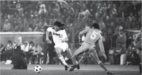  ?? FOTO: FERDI HARTUNG/IMAGO IMAGES ?? Heute kaum mehr vorstellba­r, aber es gab Zeiten, als Borussia Mönchengla­dbach sogar Real Madrid das Fürchten lehrte: Am 27.11.1985 schlugen die Gladbacher um Hans-Jörg Criens (li.) Real im Achtelfina­le des UEFA-Cups 5:1. Criens bereitete zwei Treffer vor.