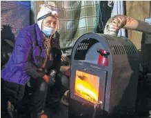  ??  ?? Gledam grlice i golubove. Kad ih ima, onda sam mirna, znači da neće tresti. Čim ih nema, pobjegnem. Nešto sam čula da neće svi dobivati jelo. Mi smo danas čekali ono u jedan sat, ali nije došlo, pa sam ja ispekla krumpira, kaže Nevenka.