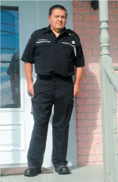  ?? PHOTO COURTOISIE ?? Jacques Aucoin, paramédic photograph­ié devant sa maison de Gaspé, peu avant sa retraite qu’il a prise plus tôt que prévu en raison d’une blessure, à l’automne 2016. Il fait partie des trois paramédics qui ont vu leurs griefs être rejetés au tribunal d’arbitrage.