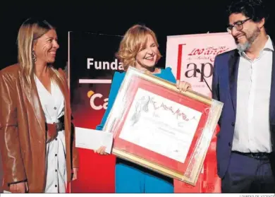  ?? LOURDES DE VICENTE ?? Almudena Ariza recibe el premio de manos de María del Mar Díez y Diego Calvo, en nombre de Fundación Cajasol y APC.