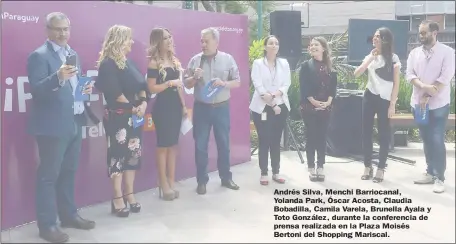  ??  ?? Andrés Silva, Menchi Barriocana­l, Yolanda Park, Óscar Acosta, Claudia Bobadilla, Camila Varela, Brunella Ayala y Toto González, durante la conferenci­a de prensa realizada en la Plaza Moisés Bertoni del Shopping Mariscal.