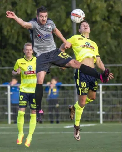  ?? FOTO TOM PALMAERS ?? Duel Jelle van Kruijssen (grijs shirt) met thuisspele­r Voorjans.