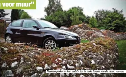  ?? Foto HBVL ?? Mensen parkeren hun auto’s, tot in oude torens van de muur.