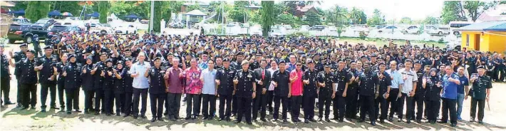  ??  ?? RASHID (tengah), Jamigul, Douglas, Masly dan para pegawai kerajaan dan polis bergambar dengan para anggota Kor Kadet Polis selepas majlis itu.