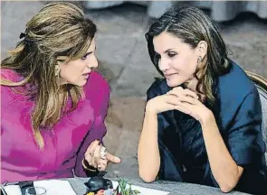  ?? PEDRO PARDO / AFP ?? LETÍCIA Y DINA DE JORDANIA La Reina charla con la presidenta electa de la Asociación Internacio­nal contra el Cáncer. Como hacía frío, Letizia se cubrió con un chal