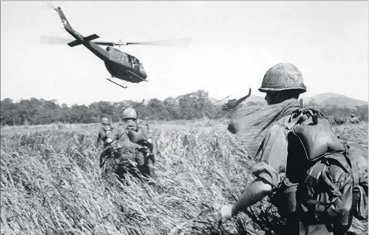  ?? AFP/GETTY IMAGES, FILE ?? American soldiers of the 173rd airborne are evacuated by helicopter from a Viet Cong position in December 1965.