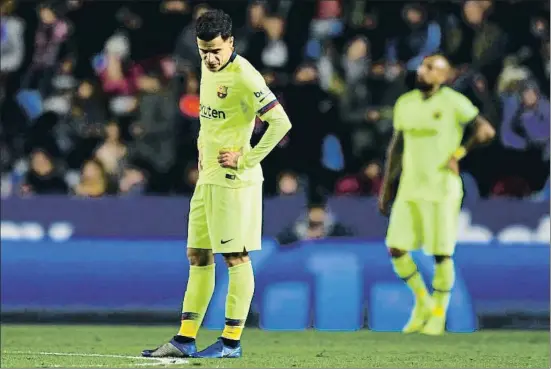  ?? DAVID RAMOS / GETTY ?? Phillipe Coutinho mirando al suelo el jueves en el Ciutat de València, en un partido en que no le salieron las cosas pero marcó un gol de penalti