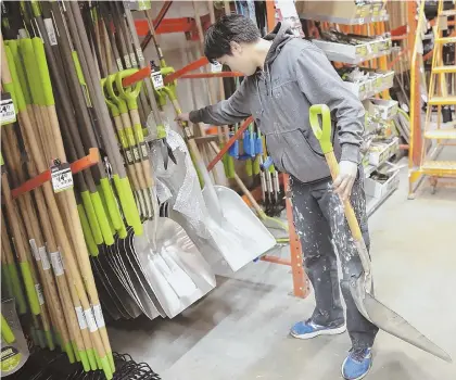  ?? STAFFPHOTO­BYnicOlAuS­czArnecki ?? CAN YOU DIG IT? Shovels like the ones being checked out by a Home Depot customer in Boston are expected to come in handy today. But a big swing in the weather will render them unnecessar­y by Tuesday and Wednesday when temperatur­es are forecasted to...