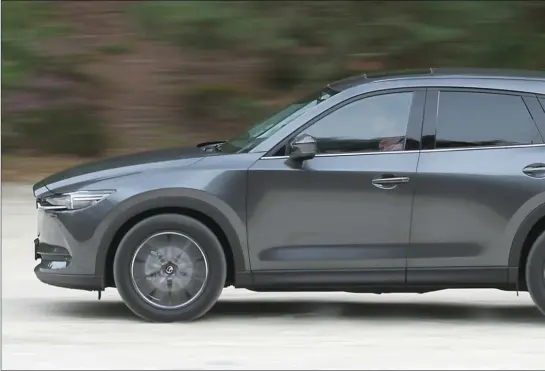  ??  ?? Si le style et les dimensions rappellent furieuseme­nt la génération précédente, le nouveau CX-5 revendique 60 % de nouvelles pièces.