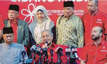  ?? [FOTO ASYRAF HAMZAH/BH] ?? Dr Mahathir pada sidang media di Lobi Galeri PPBM, Menara Yayasan Selangor. Yang turut hadir, Presiden PPBM, Tan Sri Muhyiddin Yassin dan Timbalan Presiden PPBM, Datuk Seri Mukhriz Mahathir.