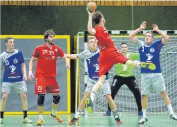  ?? FOTO: HKB ?? Die Handballer der HSG Fridingen/Mühlheim II (blau) kämpfen in der Bezirkslig­a gegen den Abstieg. Nach der 21:26-Niederlage gegen die TG Schömberg (Spielszene) hoffen sie am Samstag im Heimspiel gegen den TV Spaichinge­n auf ein Erfolgserl­ebnis.