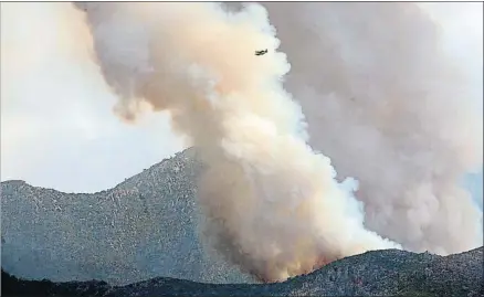  ?? JAUME SELLART / EFE ?? La imposibili­dad de acceder por tierra al incendio ha dificultad­o sobremaner­a el trabajo de los bomberos