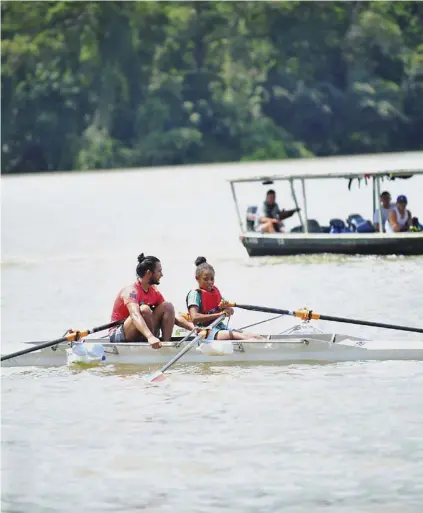  ?? JUAN DIEGO VILLARREAL ?? Alberth Sequeira, de Golfito, y Mía Bedford, de Barra de Tortuguero, intentan dominar el bote de remo olímpico frente al embarcader­o de Tortuguero.