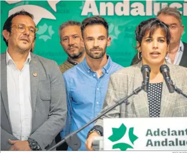  ?? JESÚS MARÍN ?? La líder de Adelante Andalucía, Teresa Rodríguez, junto a José María González y David de la Cruz, el pasado lunes.