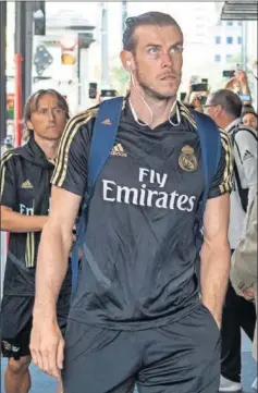  ??  ?? FUERA DE JUEGO. Bale, en un traslado del equipo este verano.