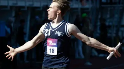  ?? FOTO: NIKLAS TALLQVIST ?? ■
Isak Wilkman och hans lag från Mattlidens gymnasium kom trea i 4x100 meter för andra stadiets pojkar.