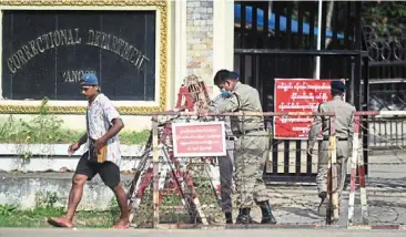  ?? — AFP ?? Modicum of mercy: Prison security officials preparing ahead of the release of inmates outside Insein prison in Yangon.