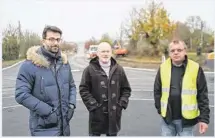  ??  ?? La route départemen­tale sera ouverte à partir de vendredi 24 novembre. Antoine Delaunay, conseiller départemen­tal, Eric Blandin ingénieur et Stéphane Labbé.