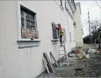  ?? FREDDY RODRÍGUEZ / EXPRESO ?? Obra. Un albañil pone bloques en la ventana de la oficina del Cabildo.