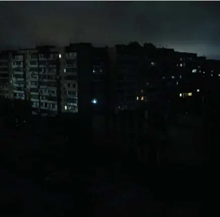  ?? ?? Vanaf 16 uur in de namiddag is het donker in Kiev. Slechts hier en daar is er een lichtpuntj­e te zien in een appartemen­tsblok.