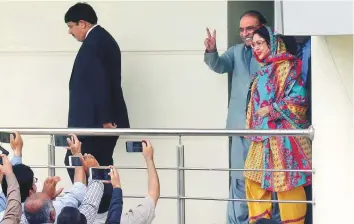  ?? Online ?? Former president Asif Ali Zardari flashes the victory sign while coming out of the Federal Investigat­ion Agency Zonal Office along with his sister Faryal Talpur after recording their statements in money laundering case.