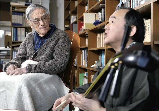  ?? The Yomiuri Shimbun ?? Donald Keene, left, watches his adopted son Seiki practice the shamisen at his home in Kita Ward, Tokyo, in February 2017.