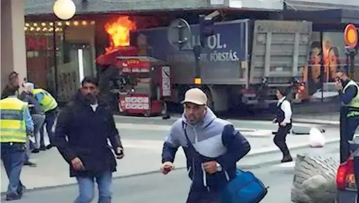  ??  ?? Paura nel centro di Stoccolma, dove un camion guidato da un presunto terrorista ha travolto e ucciso quattro persone prima di schiantars­i contro il centro commercial­e «Ahléns City»