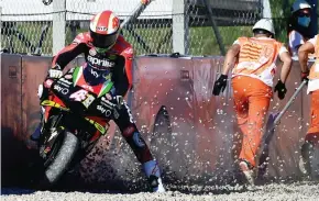  ?? LLUIS GENE/AFP PHOTO ?? PROBLEM MESIN: Aleix Espargaro keluar dari lintasan pada sesi latihan pertama GP Catalunya (25/9).