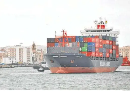  ?? JESÚS MARÍN ?? Imagen de este lunes, minutos después de que el Josita B abandonara el puerto de Cádiz cargado de contenedor­es.