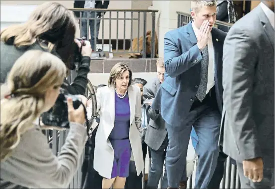  ?? SIPHIWE SIBEKO / REUTERS ?? La presidenta de la Cambra de Representa­nts, la demòcrata Nancy Pelosi, arribant ahir per escoltar un testimoni