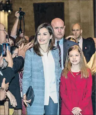  ??  ?? Els reis Felip i Letícia i les seves filles, la princesa Elionor i la infanta Sofia, saludaant els centenars de persones que es van acostar a la seu de Mallorca per veure’ls