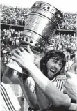  ?? FOTO: DPA ?? Glorreiche Uerdinger Zeiten – Friedhelm Funkel bejubelt 1985 den DFB-Pokal-Sieg.