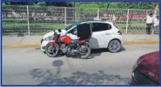  ??  ?? El motociclis­ta y el dueño del auto se arreglaron