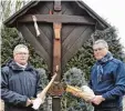  ?? Archivfoto: Kruppe ?? Wolfgang Ebner und Jürgen Schmidt mit den Trümmertei­len des zerstörten Feld kreuzes der Berg und Wanderfreu­nde Untermeiti­ngen.