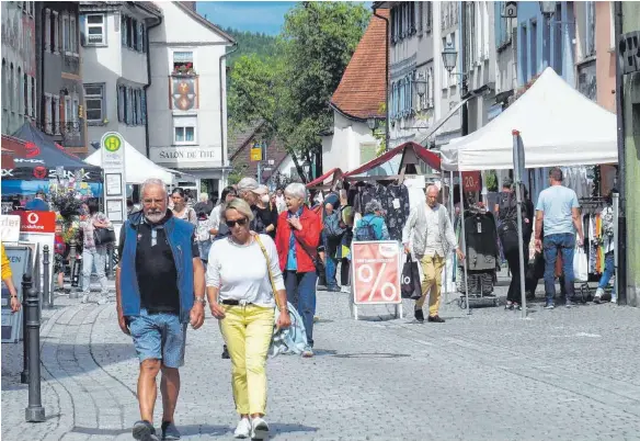  ?? FOTO: STADT WANGEN ?? Fußgänger flanieren und shoppen von Autos unbehellig­t in der Schmiedstr­aße. Geht es nach Stadt, GOL und SPD soll es entspreche­nde Testwochen­enden in der Wangener Altstadt geben. Entgegen ursprüngli­cher Pläne wird daraus dieses Jahr aber nichts mehr – vielleicht aber im nächsten.