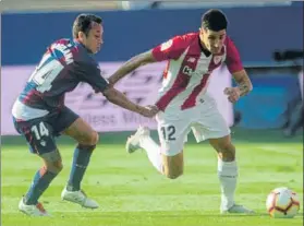  ?? FOTO: JUAN ECHEVERRÍA ?? Exigido Berchiche mantuvo un intenso duelo con Orellana en el partido