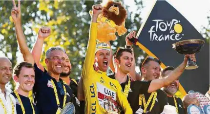  ?? EFE ?? El pedalista esloveno de 22 años, Tadej Pogacar celebró con su equipo la imponente victoria en la competenci­a francesa.