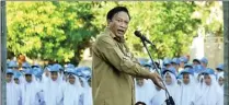  ?? CHUSNUL CAHYADI/JAWA POS ?? AJAK BERTEKAD KUAT: Bupati Sambari menularkan pengalaman masa kecilnya saat menjadi pemimpin upacara di SMA Negeri 1 Sidayu kemarin.